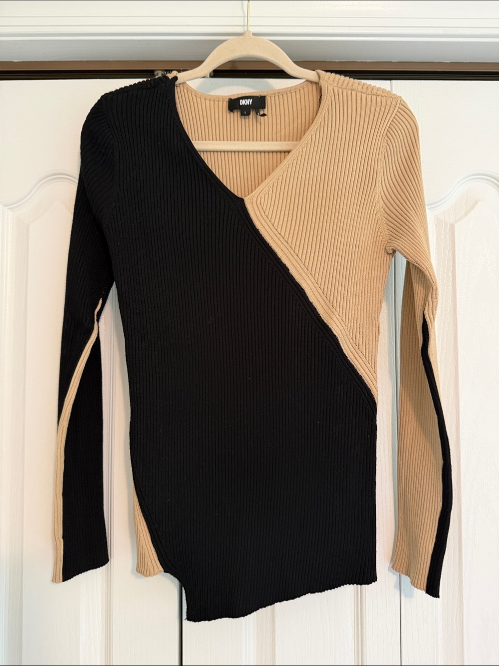 Dkny Black & Tan Diagonal Colorblock Rib-Knit V-Neck Sweater